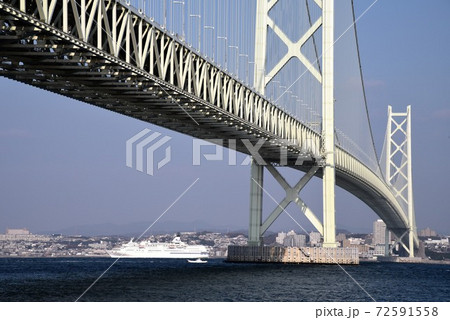 明石海峡大橋とクルーズ客船 72591558