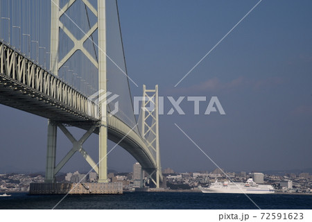 明石海峡大橋とクルーズ客船 明石海峡大橋とクルーズ客船 72591623