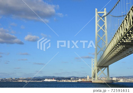 明石海峡大橋とクルーズ客船 明石海峡大橋とクルーズ客船 72591631
