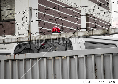 警察署と小型護送車 72591650