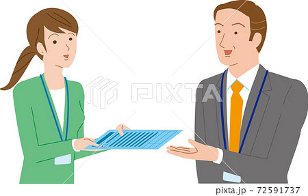 書類申請する女性社員と快く受け取る上司 書類申請する女性社員と快く受け取る上司 72591737