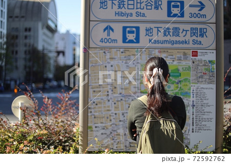 地図を見る女性 72592762