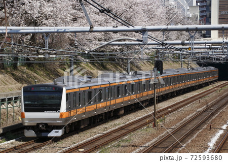 東中野の桜並木を行く、中央線E233系 72593680