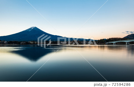 河口湖から眺める富士山　冬の朝景 72594286
