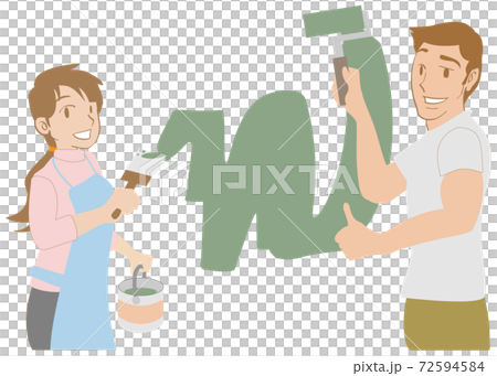 DIYで壁にペンキを塗る若い男女の夫婦 72594584
