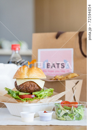 グルメアボガドチーズバーガー デリバリーフードのイメージ グルメアボガドチーズバーガー デリバリーフードのイメージ 72594854
