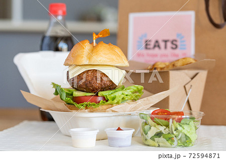 グルメアボガドチーズバーガー デリバリーフードのイメージ グルメアボガドチーズバーガー デリバリーフードのイメージ 72594871