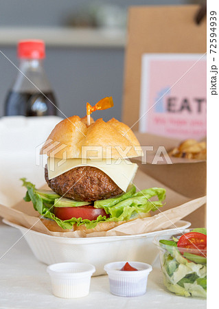 グルメアボガドチーズバーガー　デリバリーフードのイメージ 72594939