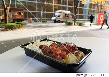 キッチンカーのグリルチキンのお弁当 テイクアウト ランチの写真素材 
