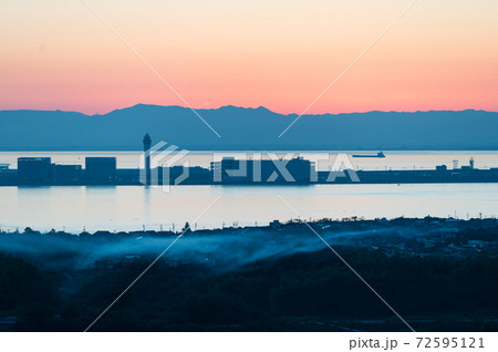 知多半島の高台より見る常滑の街並みと中部国際空港の夕景 72595121