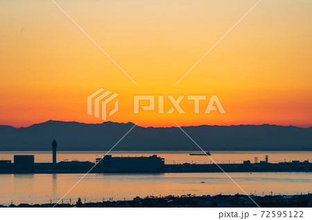 知多半島の高台より見る常滑の街並みと中部国際空港の夕景 72595122