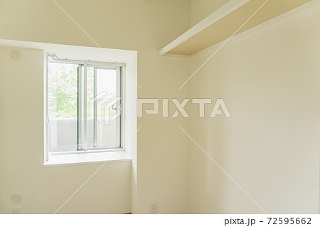 収納棚 リフォーム後 おしゃれ 出窓 白 壁紙張替え アフター モダン ナチュラル シンプルの写真素材