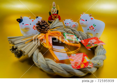 丑年の年賀状・新年素材(2021年新年干支) 丑年の年賀状・新年素材(2021年新年干支) 72595939