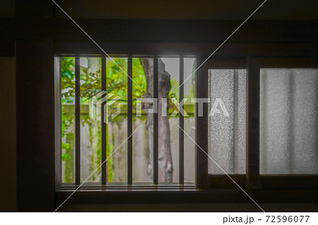 日本家屋の縁側から見える風景 日本家屋の縁側から見える風景 72596077
