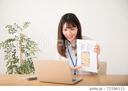 オンラインで不動産営業をする女性 72596113
