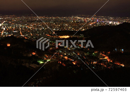 奥三角山から見る札幌の冬夜景 奥三角山から見る札幌の冬夜景 72597403