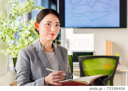 明るいオフィスで仕事をするビジネスウーマン 明るいオフィスで仕事をするビジネスウーマン 72598409
