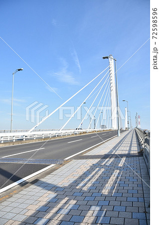 湘南銀河大橋と青空 72598596