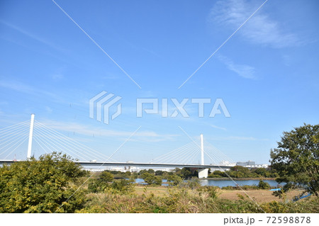 湘南銀河大橋と青空 72598878