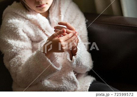 アルコール消毒で荒れた手をケアする女の子 72599572