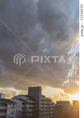 夕日の空 夕焼け 黄昏 西日 雲 空 夕日の空 夕焼け 黄昏 西日 雲 空 72599595