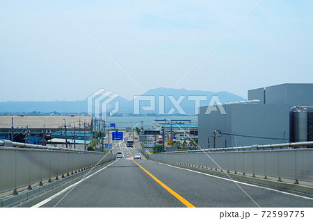 江島大橋の坂を島根県側に下る時の車窓 … 島根県 松江市（晴れ） 72599775