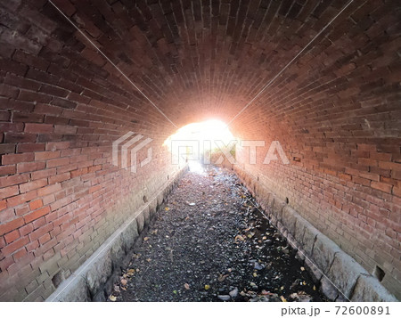 夕日に映えるレンガ積みマンポトンネル隧道の写真素材