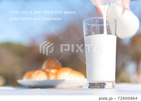 グラスにミルクを注ぐ年賀状イメージ　英文メッセージ入り年賀状 72600964