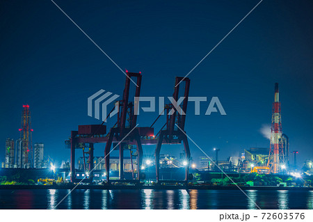 【京葉工業地域 新日鐵住金君津製鐵所の工場夜景】 【京葉工業地域 新日鐵住金君津製鐵所の工場夜景】 72603576
