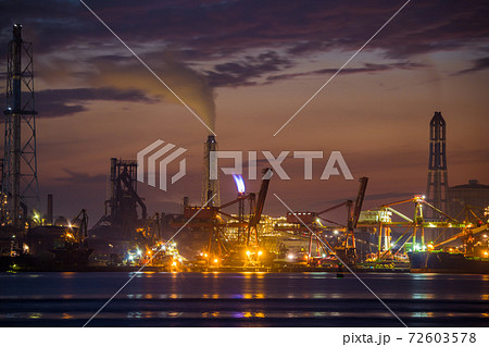 【京葉工業地域　新日鐵住金君津製鐵所の夕景シルエット】 72603578