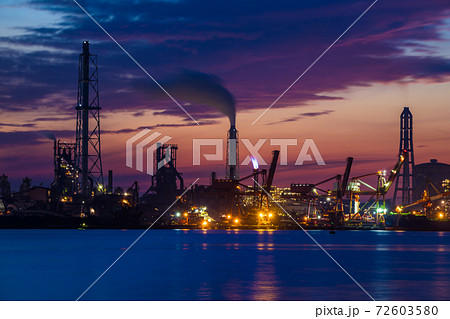 【京葉工業地域　新日鐵住金君津製鐵所の夕景シルエット】 72603580