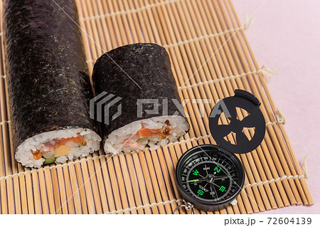 【節分イメージ 海鮮恵方巻と方位磁石】 【節分イメージ 海鮮恵方巻と方位磁石】 72604139