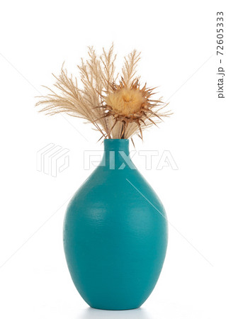 Clay vase with dried flowers Clay vase with dried flowers 72605333