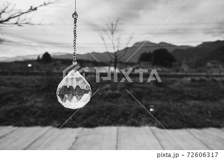 木に吊るされたサンキャッチャー【安曇野ちひろ公園】 72606317