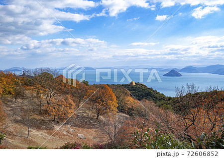 岡山県玉野市の王子が岳、山頂付近の駐車場からニコニコ岩と紅葉と瀬戸内海と瀬戸大橋を晴れた日に見た 72606852