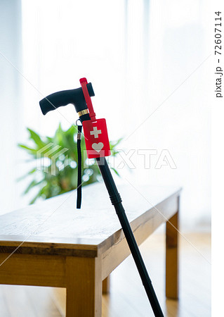 杖とヘルプマーク 72607114