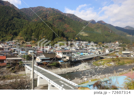 JR飯田線から眺める水窪市街地と水窪川（11月） 72607314