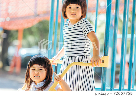 遊具で遊ぶ子供 遊具で遊ぶ子供 72607759