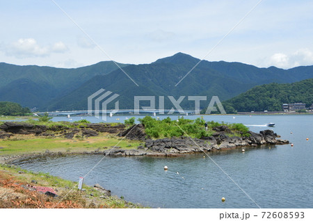 湖岸の風景（河口湖／山梨県南都留郡富士河口湖町） 72608593