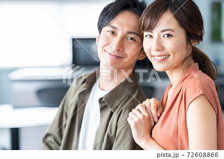 夫婦 家族 ファミリー カップル 仲良し リビング ライフスタイルの写真素材