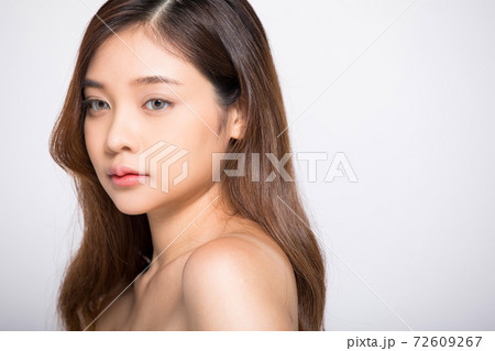 白バックの前のビューティーモデルの若い女性 白バックの前のビューティーモデルの若い女性 72609267