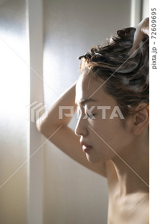浴室でヘアケアをする女性 浴室でヘアケアをする女性 72609695