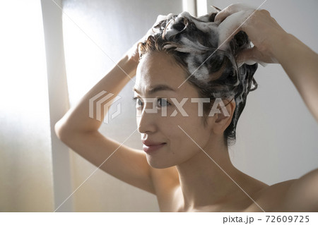 浴室でヘアケアをする女性 72609725