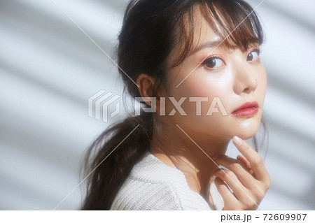 ソフトフォーカスの若い女性のビューティーポートレート 72609907