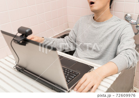 お風呂ワーク中にうたた寝しているサボリーマンの写真素材