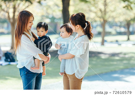 ママ友とおしゃべり 72610579