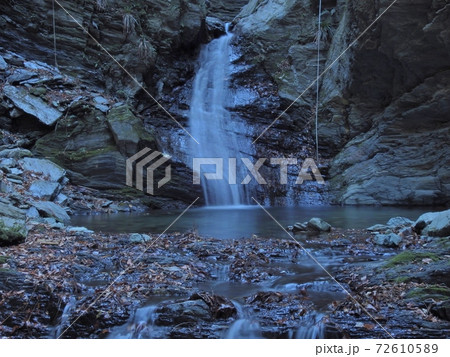 晩秋の不動滝　山奥の岩間から流れる清らか水、そして静寂 72610589
