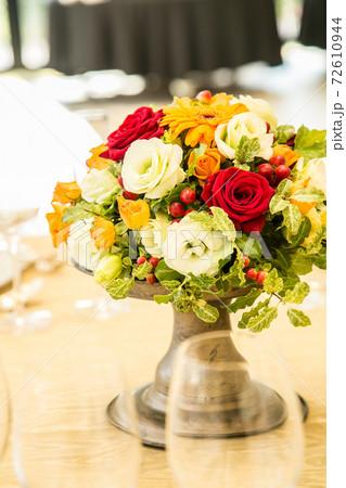 オレンジと赤のフラワーコーディネート 72610944