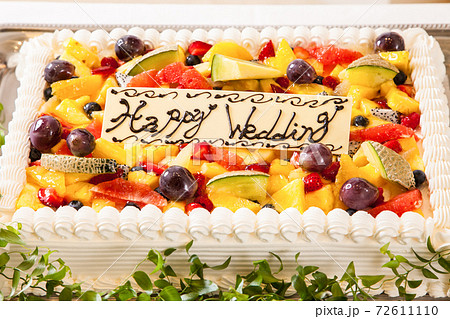 フルーツがたくさんのウエディングケーキの写真素材