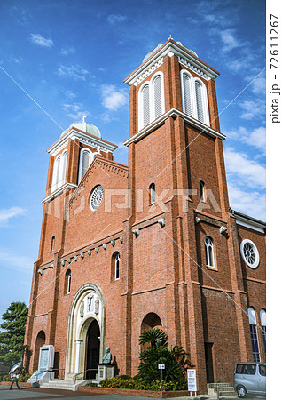 青空の中にそびえたつ浦上天主堂 72611267